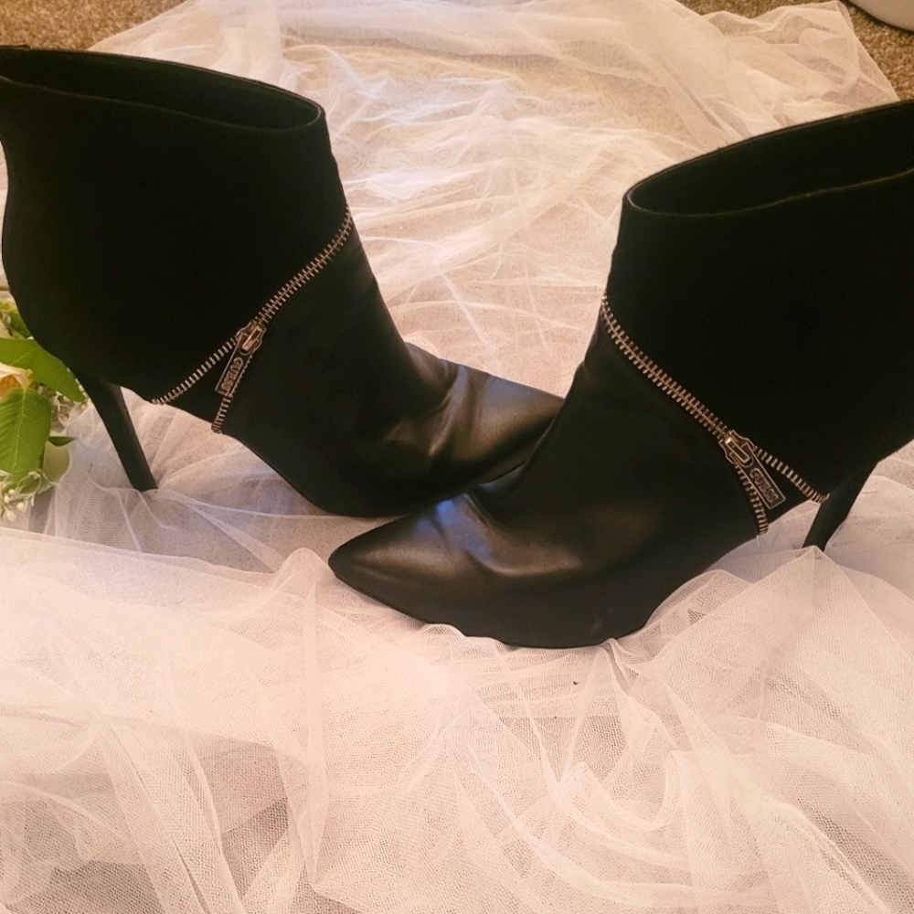 2/$30 GUESS used Black suede/ leather Zip up in back boots..9.5 size